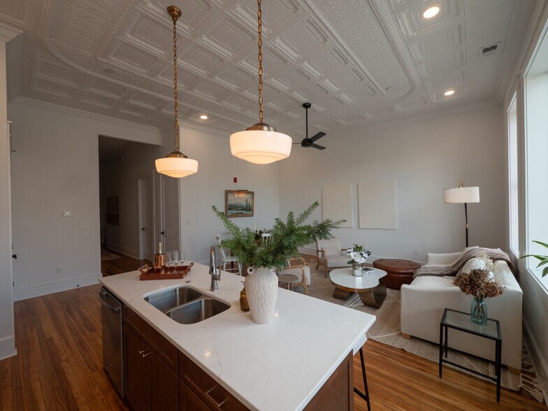 Building Photo - 121 N Main St