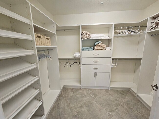 Building Photo - Seasonal Short-Term Sought after Sarasota National (Social Membership) with resort like Amenities!