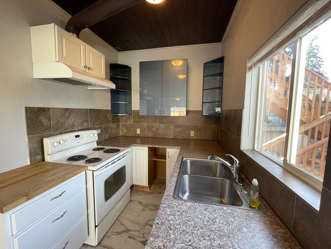 Building Photo - Fantastic Duplex Unit with Washer/Dryer, Parking, Outdoor Space