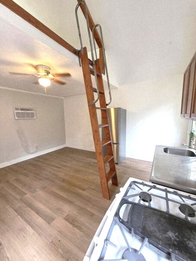 Building Photo - 6109 Saxon Dr