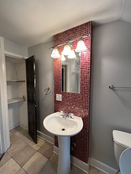 Building Photo - 448 N Queen St