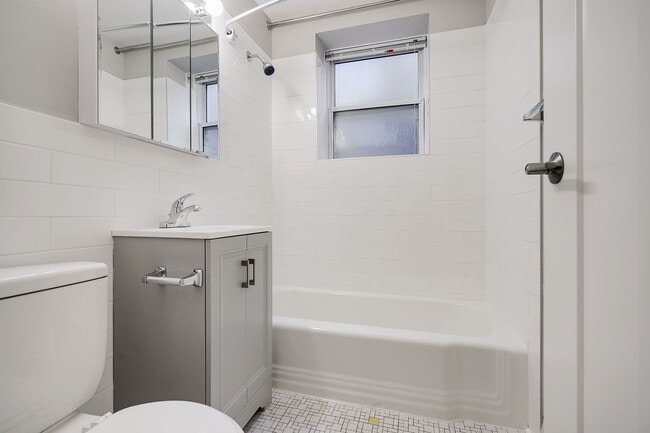 Building Photo - Remodeled Garden 2 bedroom