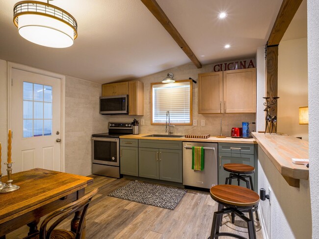 Building Photo - 103 N Ave Q