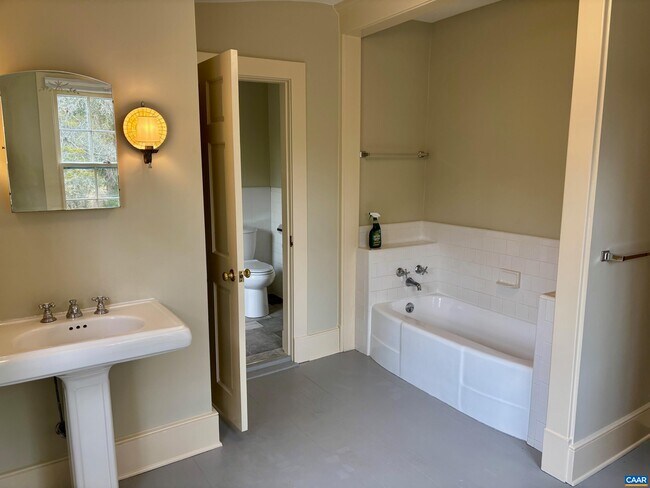 Building Photo - 800 Glendower Rd