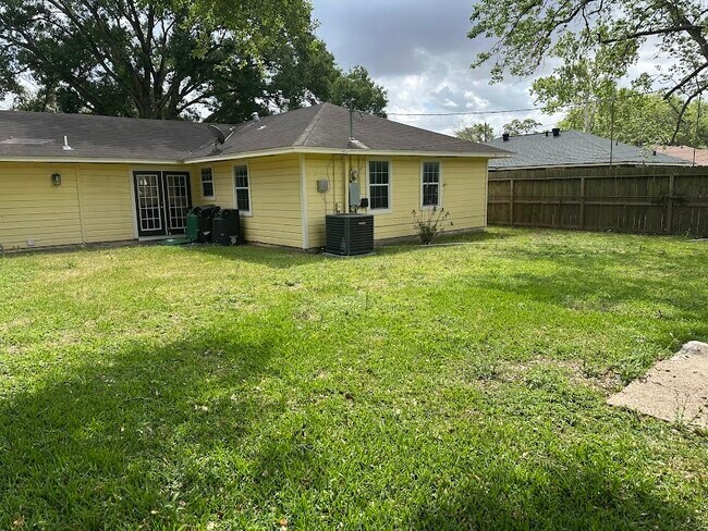 Building Photo - 10101 Rebel Rd