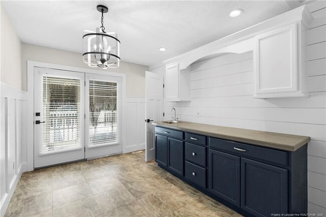 Building Photo - 2219 Westdale Dr