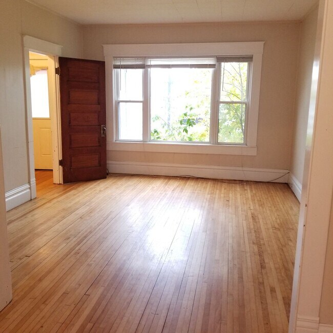 Building Photo - AVAILABLE AUGUST- Beautiful 3 Bed, 1 Bath Home