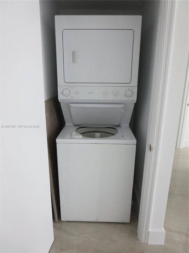 Building Photo - 500 Brickell Ave