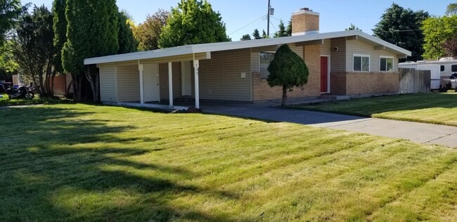 Building Photo - 3 bedroom, 1 bath rance style home on corner lot.