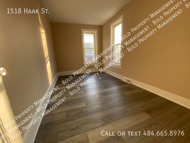 Building Photo - 1518 Haak St
