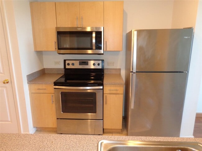 Building Photo - 533 NE 3rd Ave