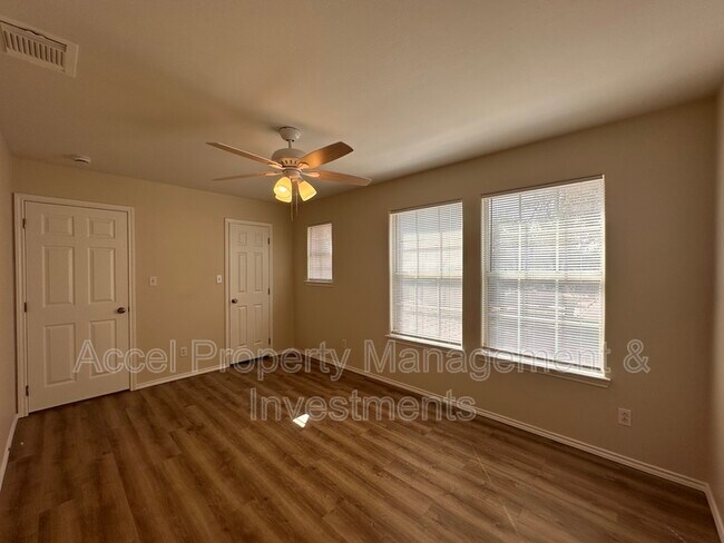 Building Photo - 819 Briarwood Dr