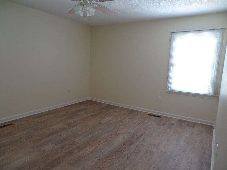 Master bedroom - 5694 Claridge Dr