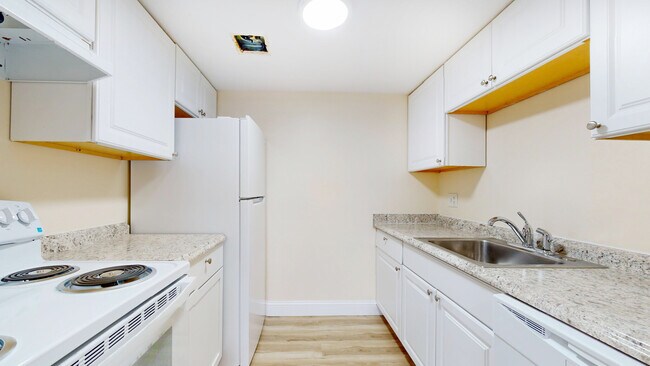 Building Photo - 525 Highland Ave