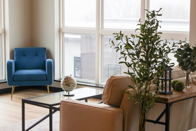 Building Photo - Renting Now for April 2025! Spacious 2 bed...