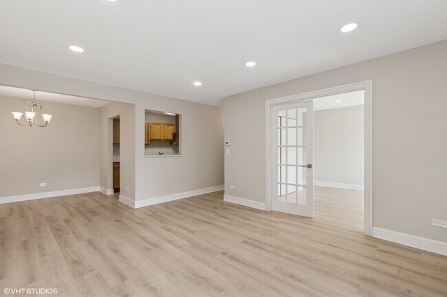 Building Photo - 940 N Lakeside Dr