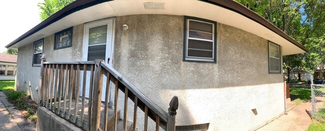 Building Photo - LARGE 3BED/1BATH/GARAGE/YARD - SINGLE FAMI...