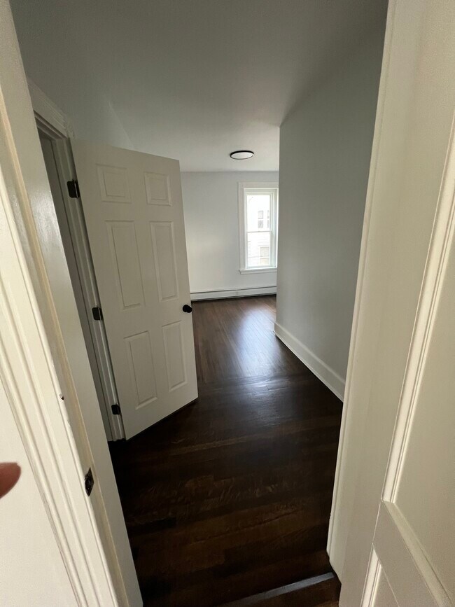 Building Photo - 185 Maple St