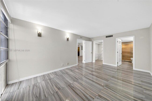 Building Photo - 3401 N Country Club Dr
