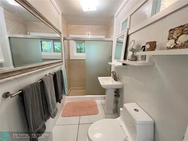 Building Photo - 4430 Sea Grape Dr