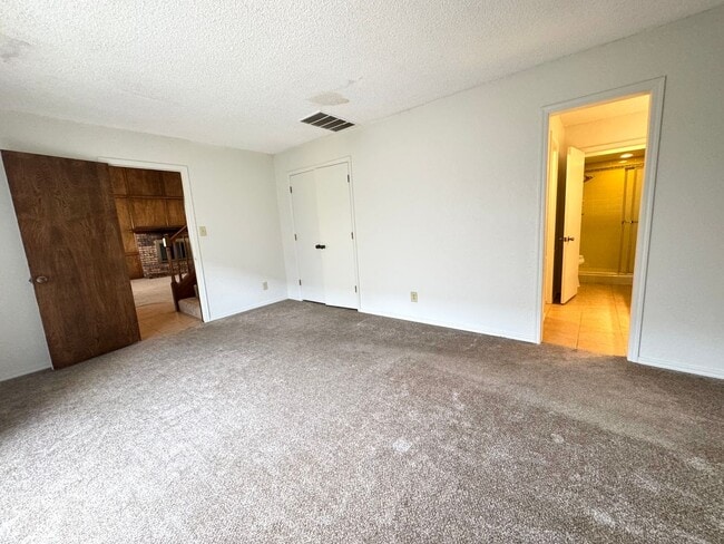 Building Photo - Gorgeous 3 bedroom 2.5 bathroom Duplex home!