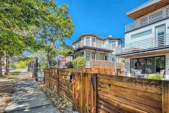 Building Photo - 3247 W 19th Ave