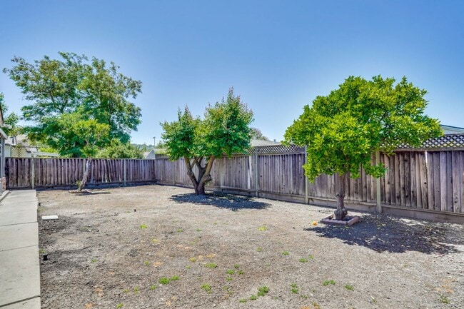 Building Photo - Spacious 3 Bedroom 2 Bath Home with 2 Car Garage and Central Air Conditioning