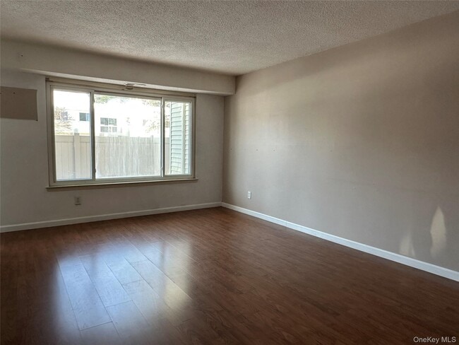 Building Photo - 223 Springmeadow Dr