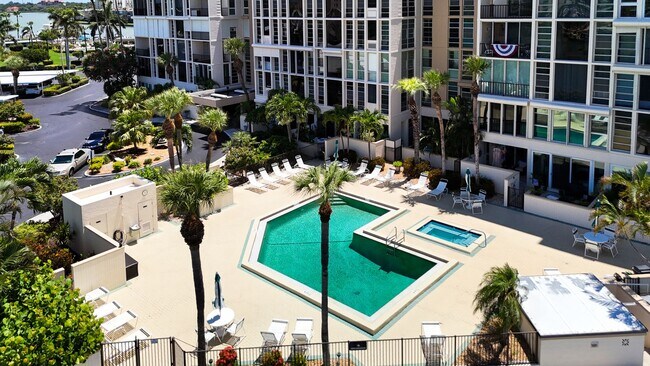 Building Photo - 7400 Sun Island Dr S