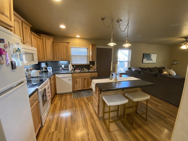 Building Photo - 210 McCullough St