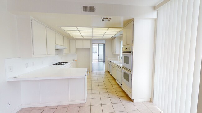 Building Photo - 1021 Grove