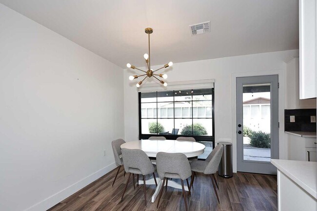 Building Photo - 716 W 11th St