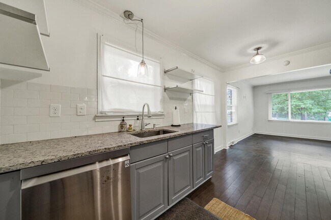Building Photo - Lovely Three Bed One Bath Ranch Home in Wi...