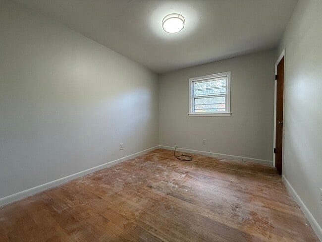 Building Photo - 4 Bedroom/2 Bath Home for Rent
