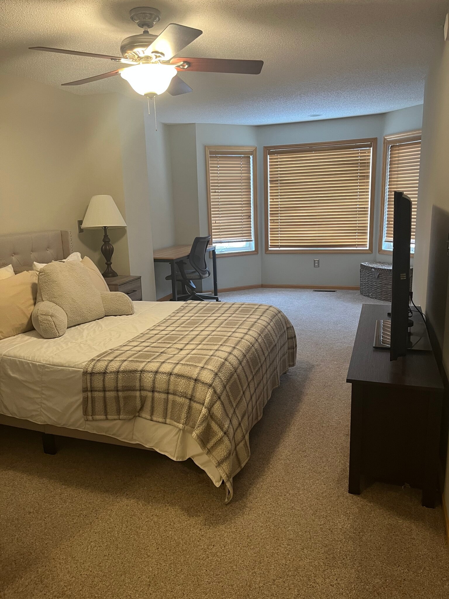 Master bedroom - 1510 Zarthan Ave S. #105