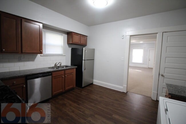 Building Photo - 243 Valley Ave NW