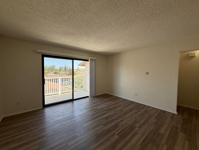 Building Photo - Quail Meadows Upstairs Condo with Easy Access to 101 Frwy/VSFB