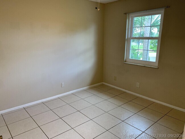 Building Photo - 1544 SE Royal Green Cir