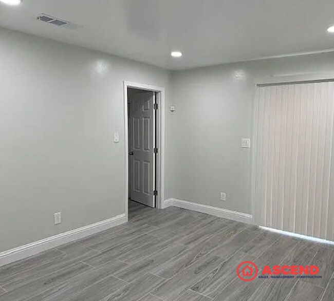 Building Photo - Beautiful 3 Berrom Home Off Manor St.