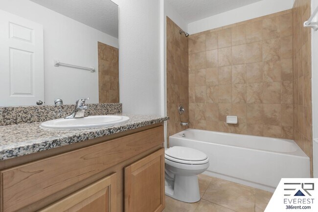 Building Photo - LIKE NEW 3/2/1 TOWNHOUSE IN BEAUTIFUL SEMINOLE WOODS