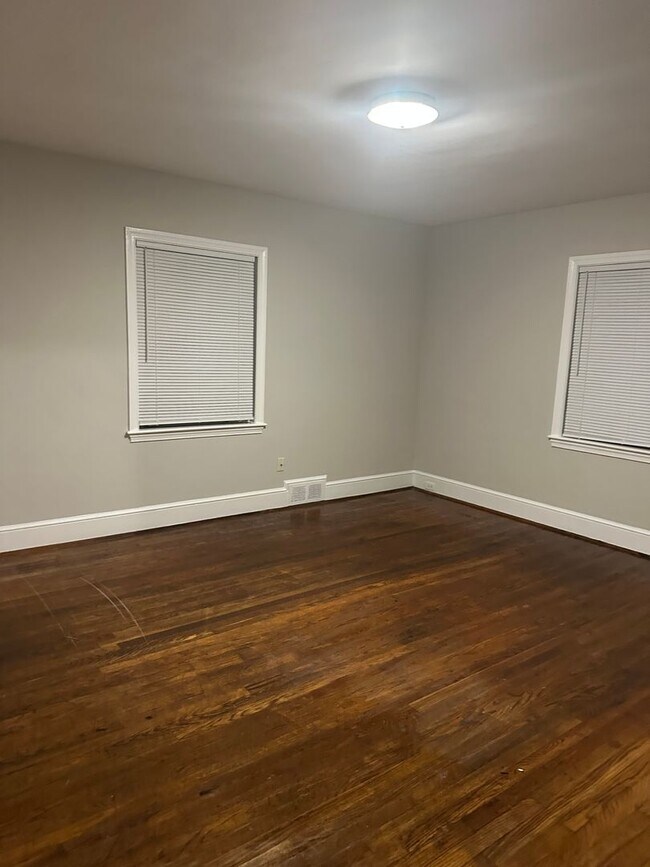 Building Photo - 610 W Second St