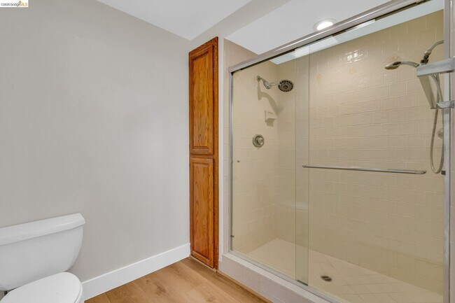 Building Photo - 5650 Edgeview Dr