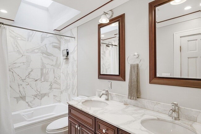 Building Photo - "Spacious 2-Bed, 2-Bath Gem with Hardwood ...