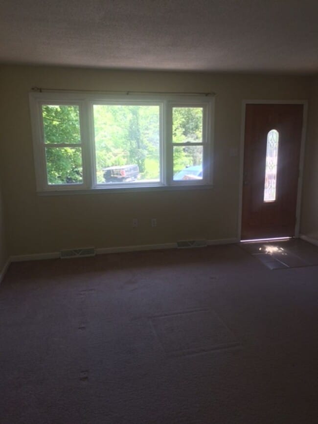 Building Photo - 3 Bed 2 Bath Home
