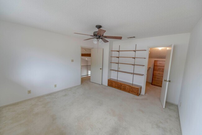Building Photo - Charming Condo with Golf Course Views in O...