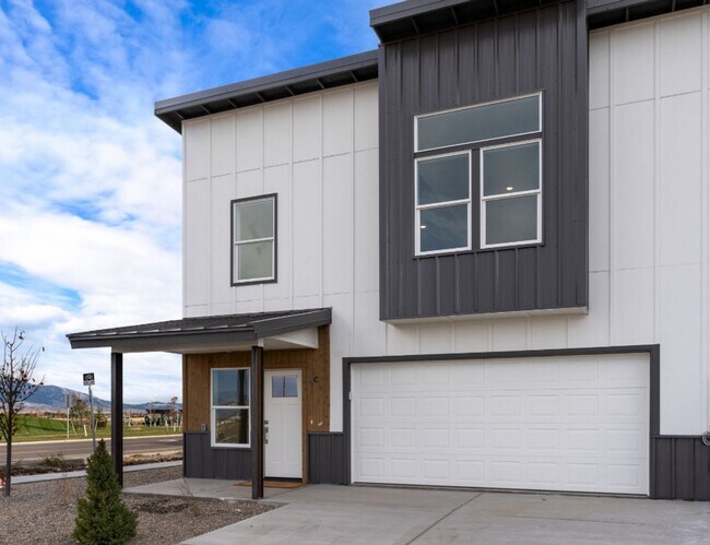 Building Photo - 600 Mira Wy
