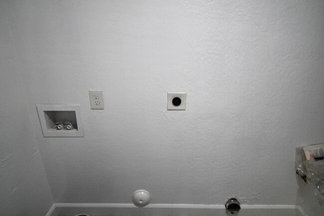 Building Photo - Within Walking Distance To Grand Canyon University