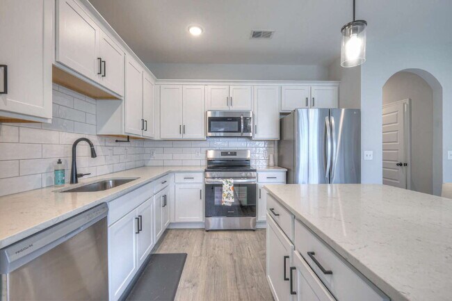 Building Photo - Like-New Modern Townhome Near Dining, Shopping, Trails & Old Hickory Lake