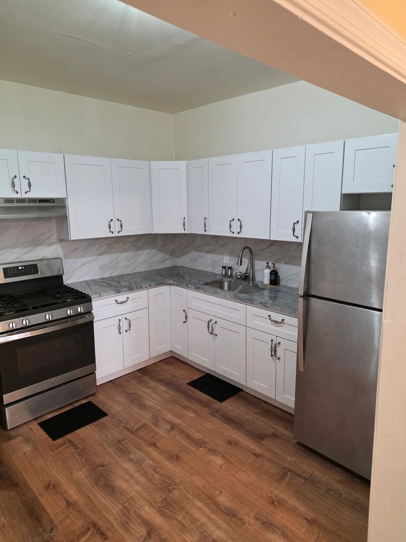 Building Photo - 156 W Albanus St