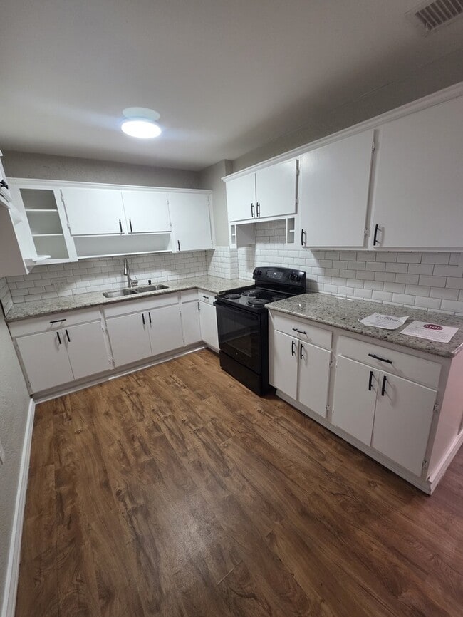 Building Photo - 3 bed 1 bath remodeled home, move in ready!